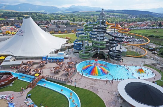 De beste aquaparken voor gezinnen met kinderen: 12 tips voor 2026 5 Buitenthermaalbaden en glijbanen van Gino Paradise Bešeňová