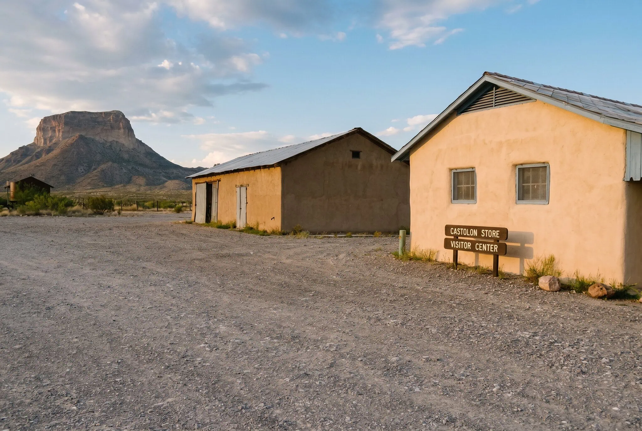 Edificios históricos de Castolon con el Cerro Castellan al fondo