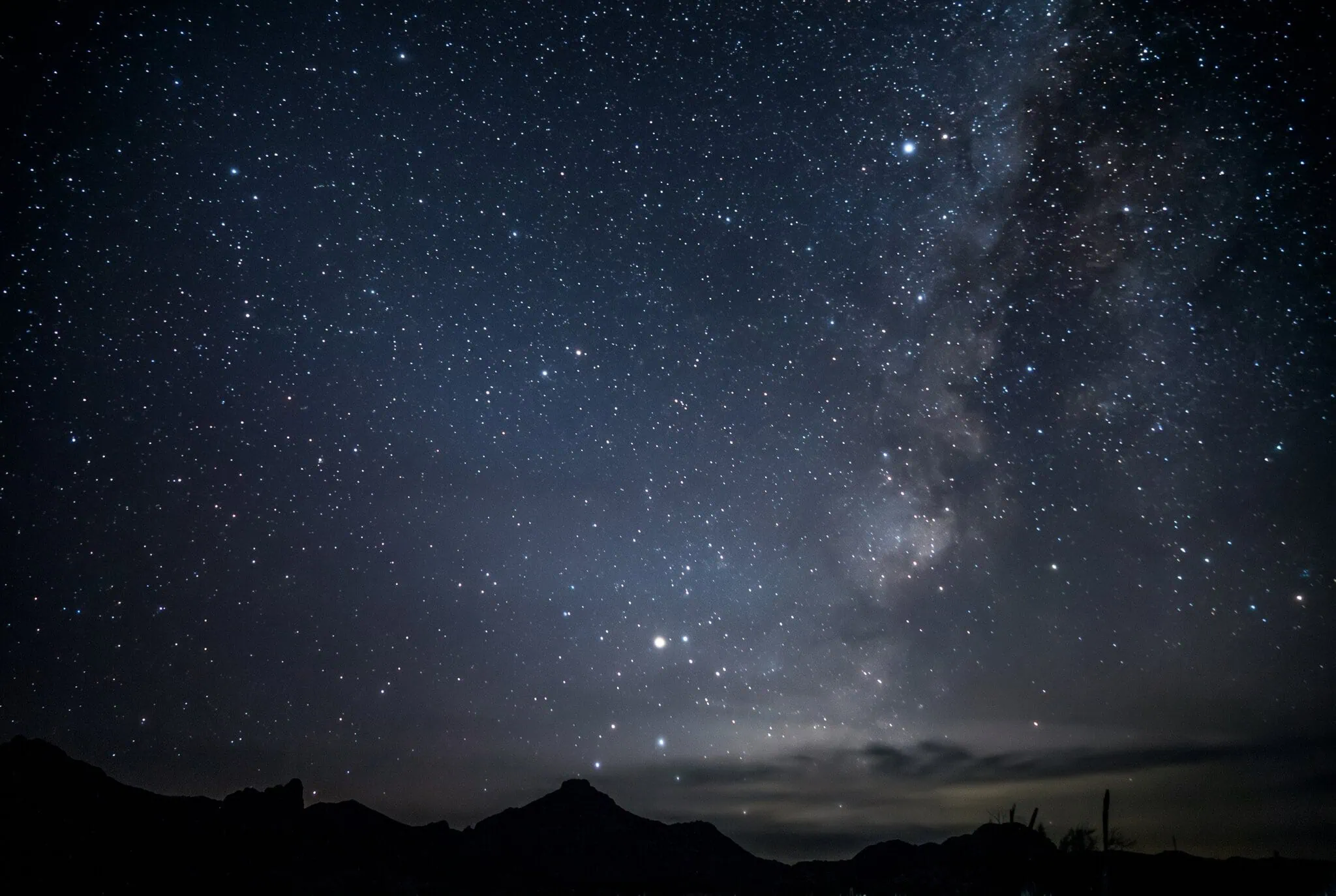 La Vía Láctea sobre las Chisos Mountains en Big Bend
