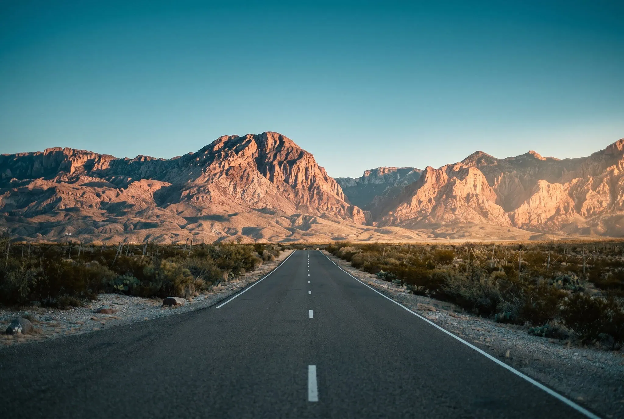 Carretera que conduce a las Chisos Mountains en Big Bend