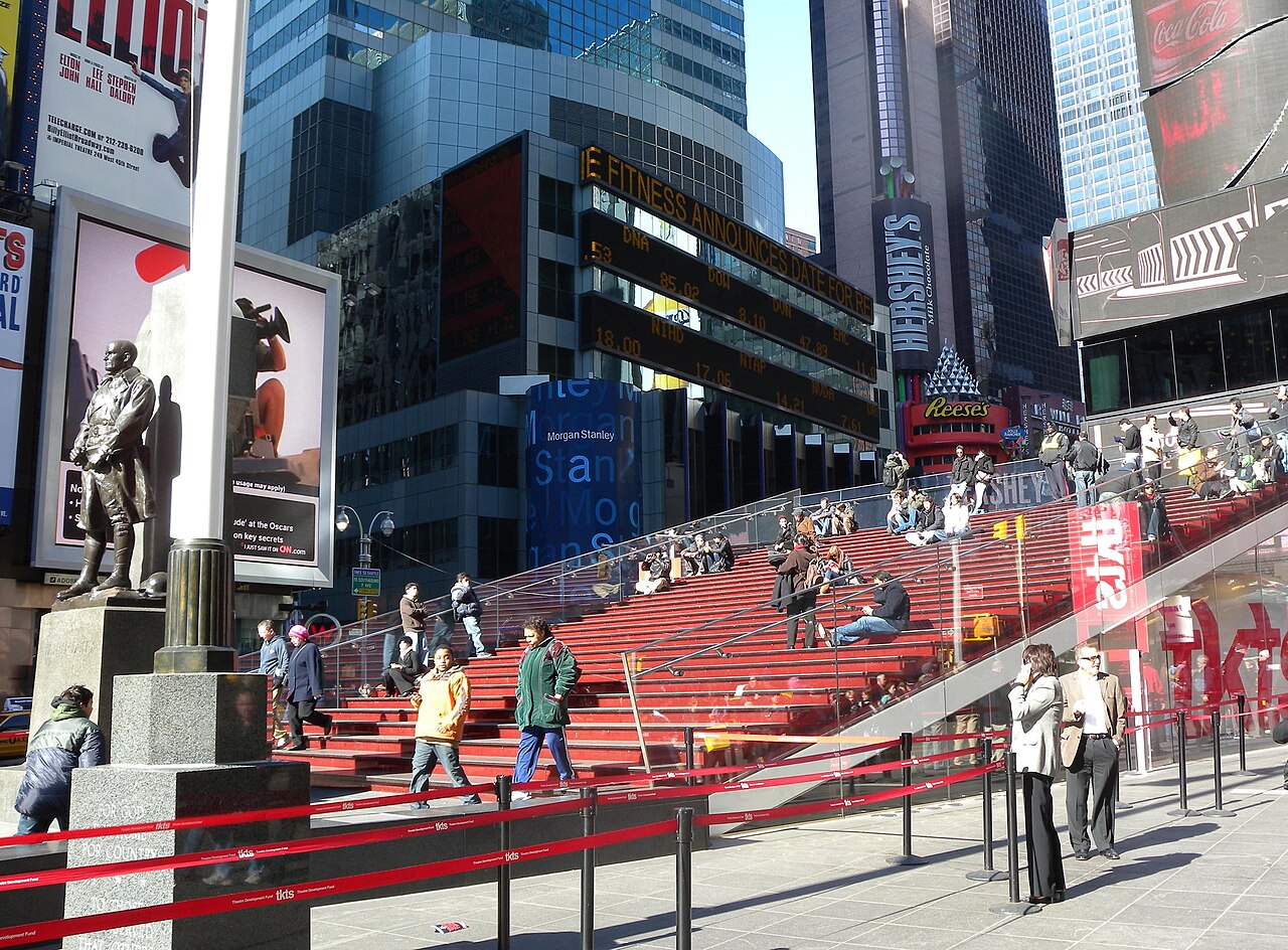 Broadway w Nowym Jorku 2026: 5 najlepszych musicali i jak zdobyć tanie bilety 2 Czerwone schody i budka TKTS na Times Square