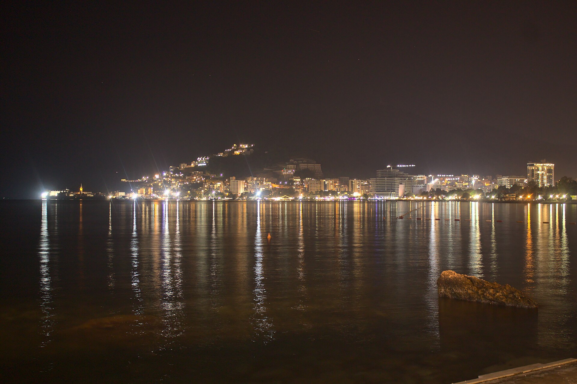 Budva, Montenegro: 14 consejos sobre playas, casco antiguo y alrededores en 2026 19 Vista de Budva y la riviera