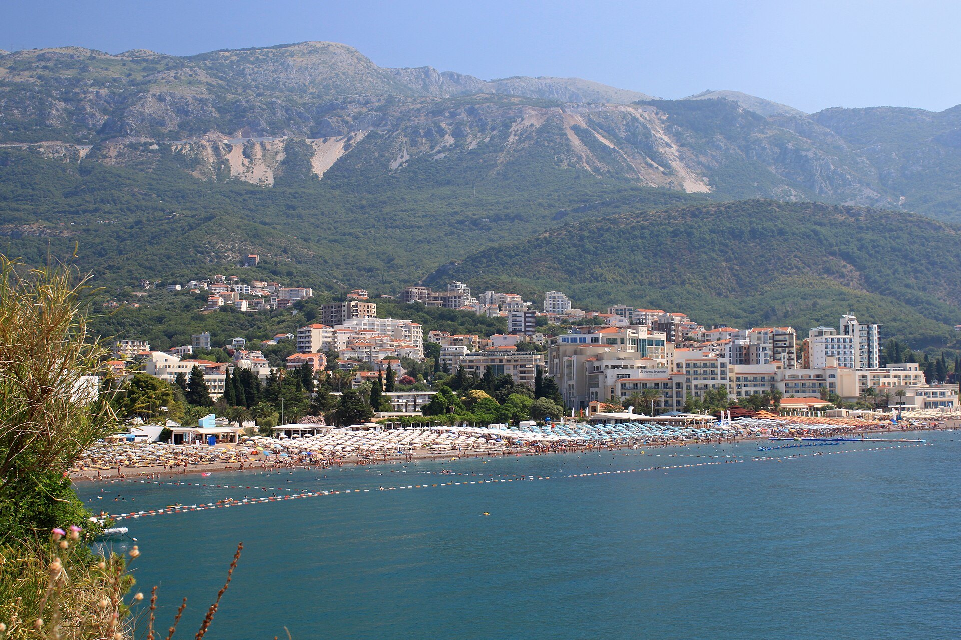 Budva, Montenegro: 14 consejos sobre playas, casco antiguo y alrededores en 2026 11 Larga playa de arena en Bečići