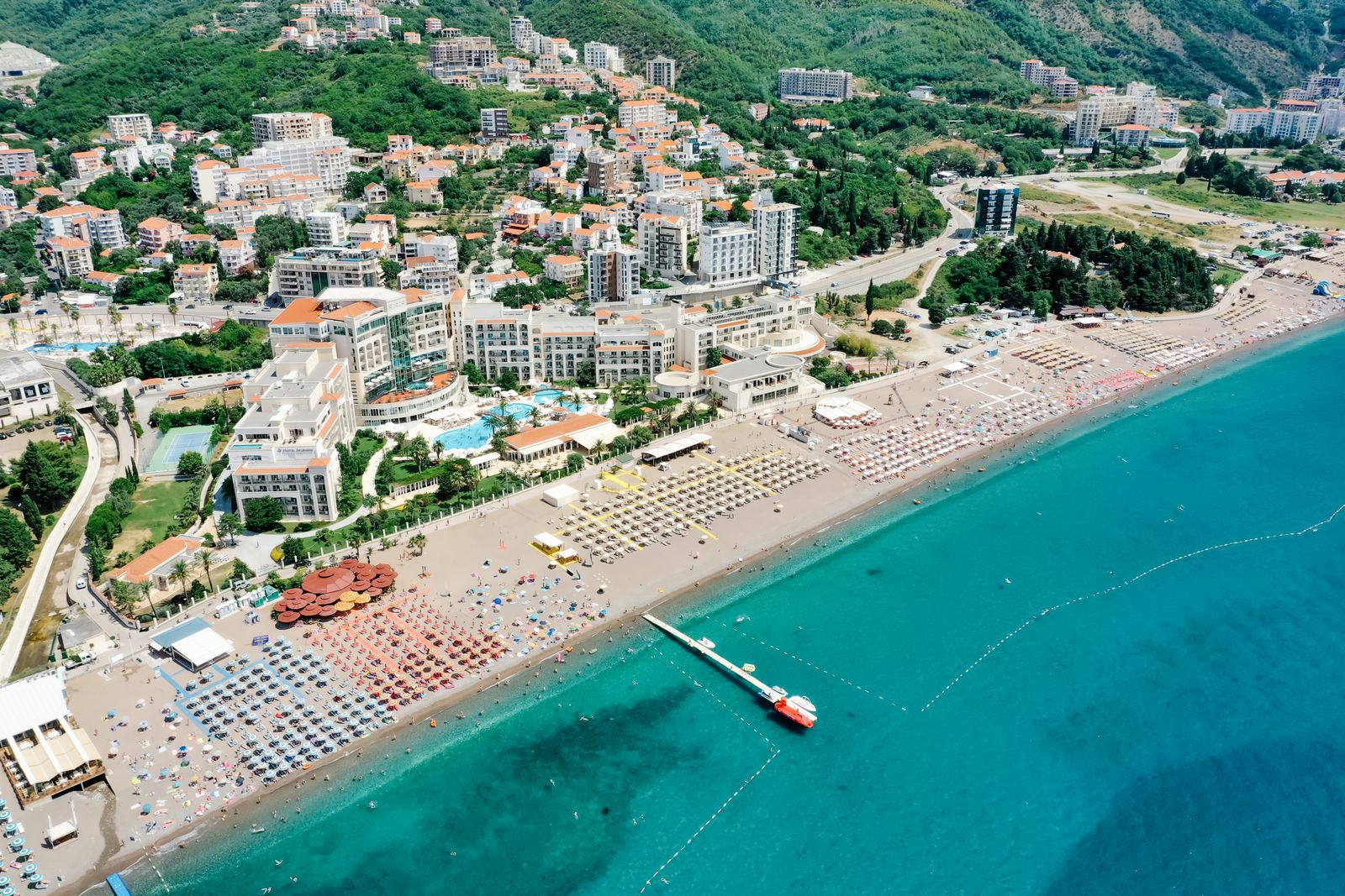 Budva, Montenegro: 14 consejos sobre playas, casco antiguo y alrededores en 2026 12 Jaz Beach: arena, bares y música al aire libre