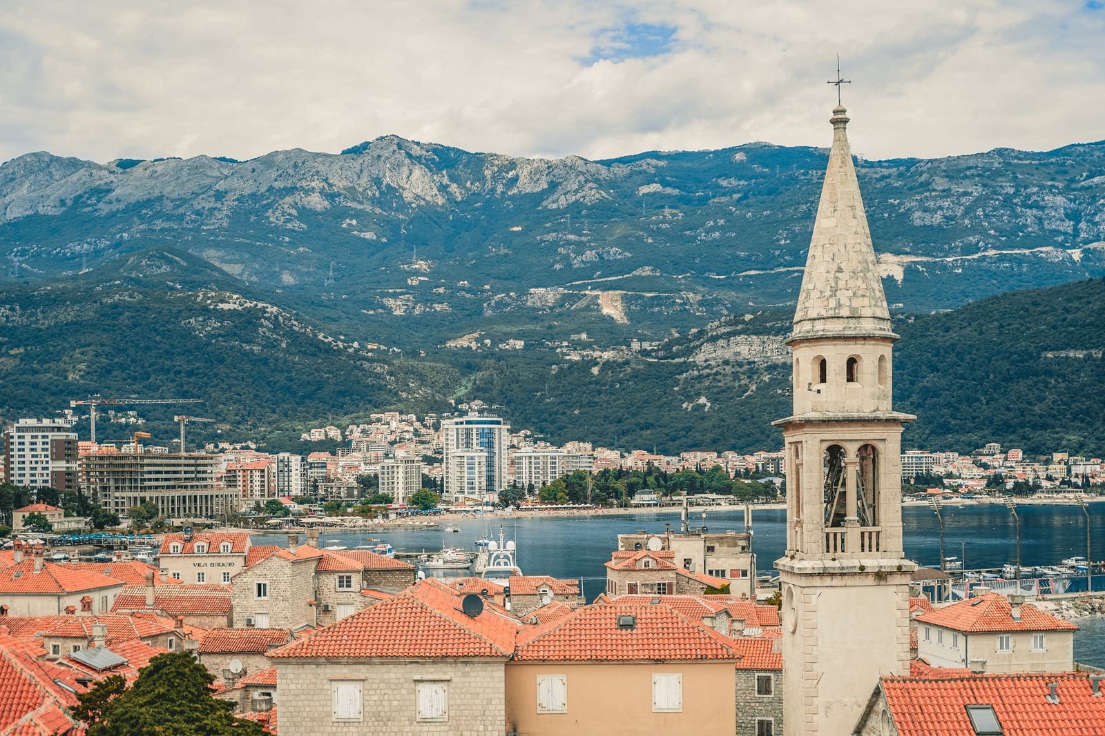 Budva, Montenegro: 14 consejos sobre playas, casco antiguo y alrededores en 2026 18 Monasterio de Podmaine: refugio tranquilo con vistas