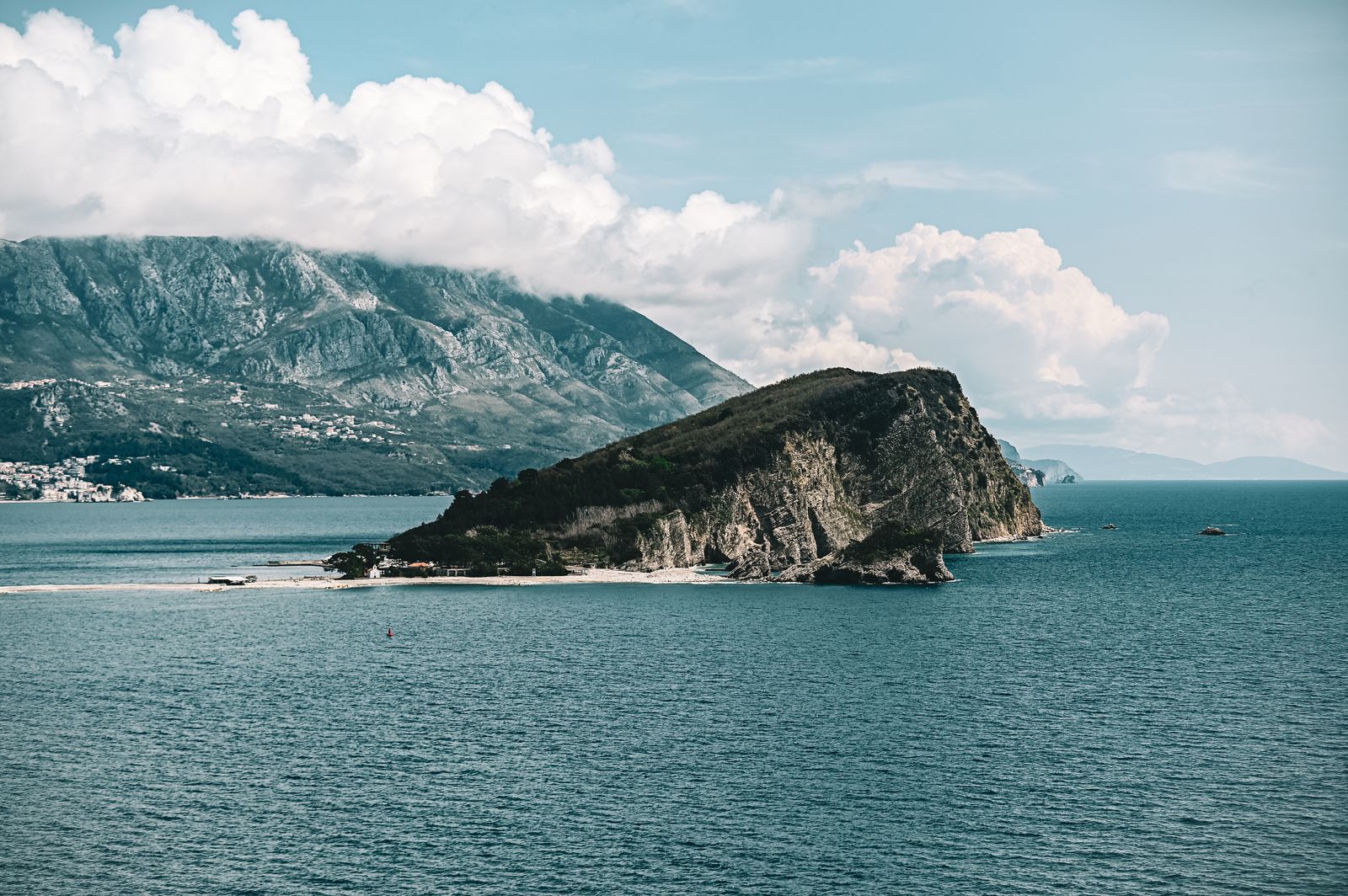 Budva, Montenegro: 14 consejos sobre playas, casco antiguo y alrededores en 2026 17 Islote de Sveti Nikola: escápate a Hawái