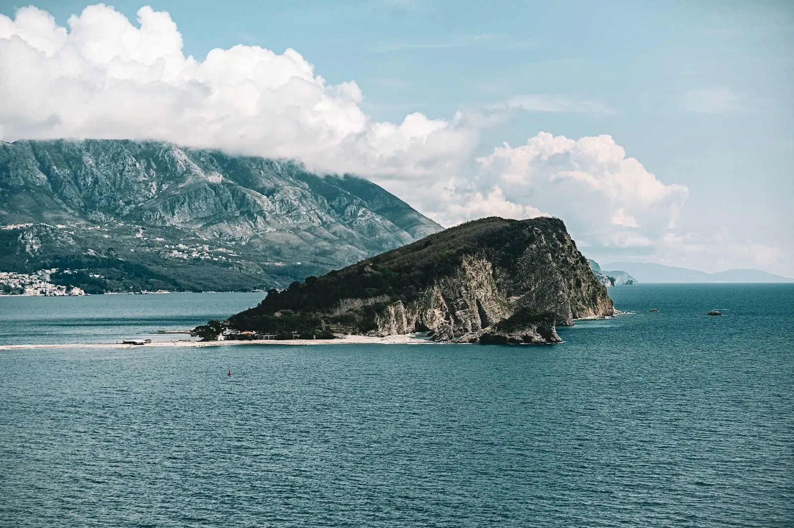 Budva, Montenegró: 14 tipp strandokra, óvárosra és környékre 2026-ban 17 Sveti Nikola-sziget: ugorj el a Hawaiira