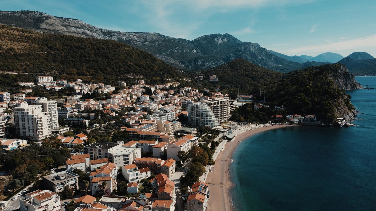 Budva, Montenegro: 14 consejos sobre playas, casco antiguo y alrededores en 2026 14 Ploče Beach: terrazas de hormigón y piscinas en las rocas