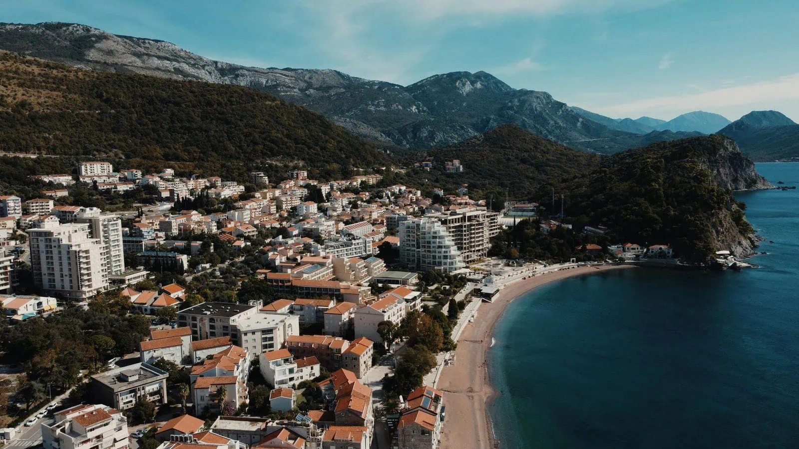 Budva, Montenegró: 14 tipp strandokra, óvárosra és környékre 2026-ban 14 Ploče Beach: betonteraszok és sziklába vájt medencék
