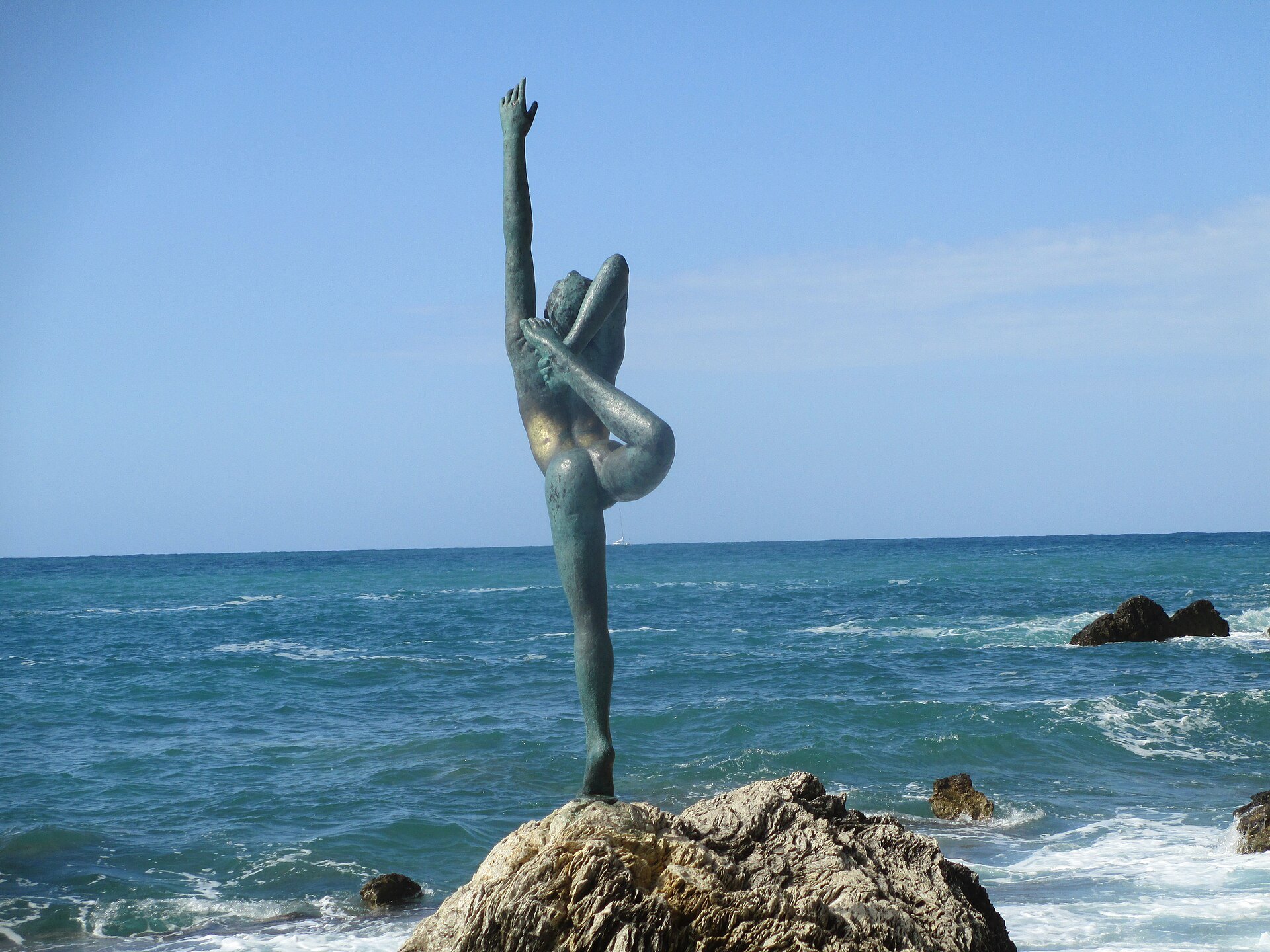 Budva, Montenegro: 14 consejos sobre playas, casco antiguo y alrededores en 2026 7 Estatua de la Bailarina sobre una roca en la costa de Budva