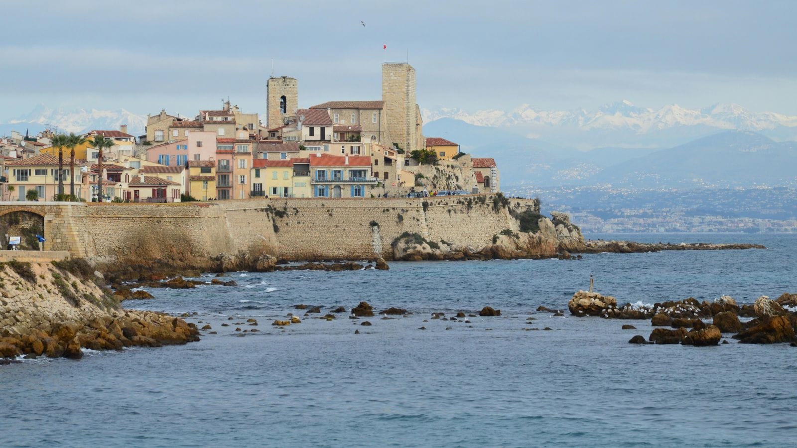 Riviera Franceză: 14 sfaturi pentru Coasta de Azur în 2026 3 Unde să te cazezi pe Riviera Franceză (și de ce să ignori mașina)
