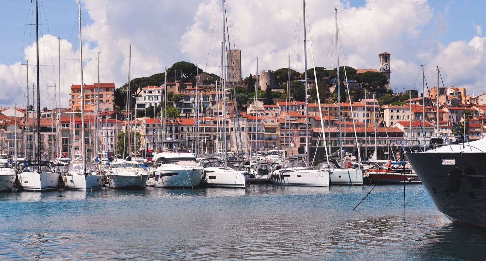 Riviera Franceză: 14 sfaturi pentru Coasta de Azur în 2026 15 Vechiul port Vauban și centrul istoric al orașului Antibes