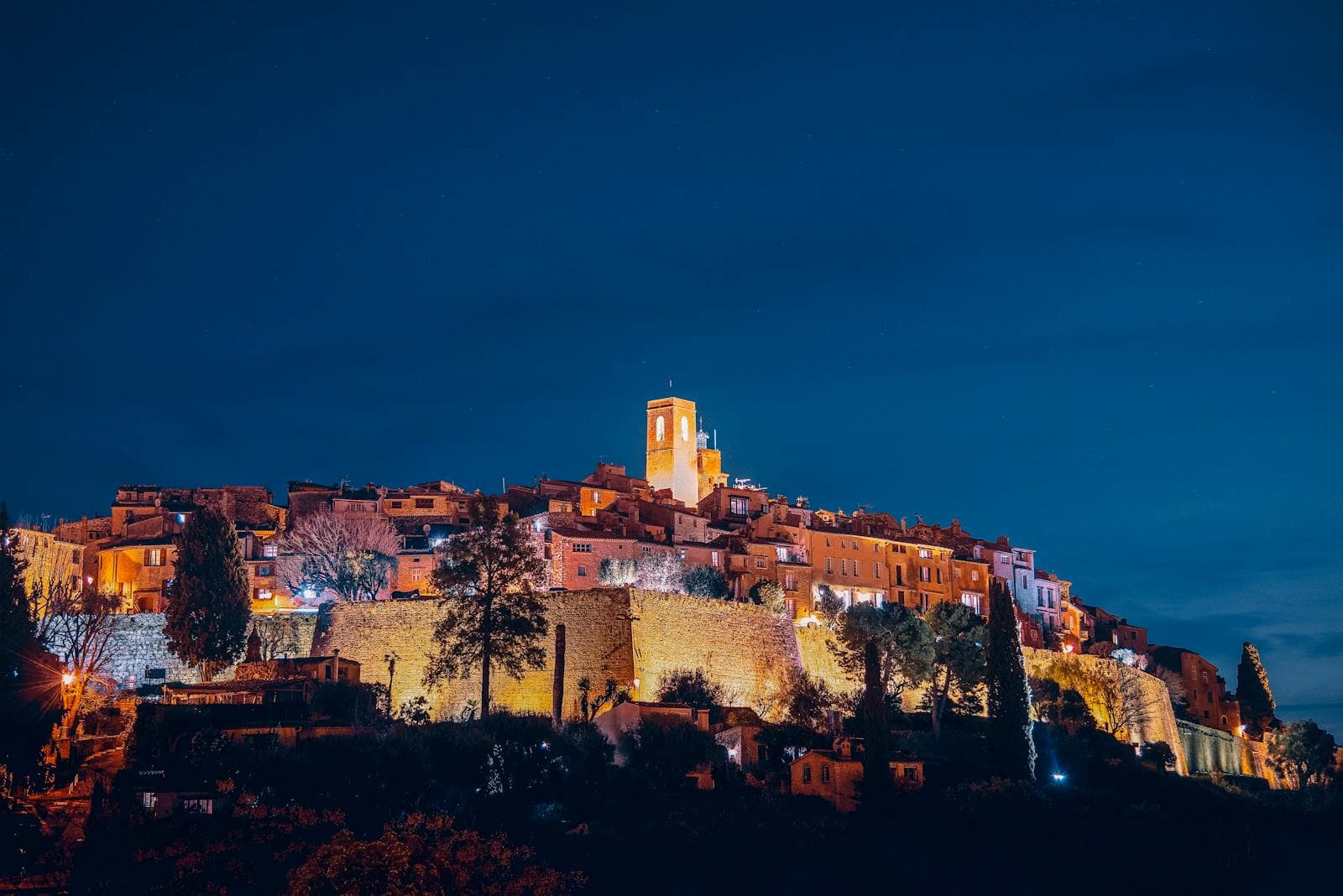Riviera Franceză: 14 sfaturi pentru Coasta de Azur în 2026 18 Satul medieval Saint-Paul-de-Vence din interiorul Rivierei