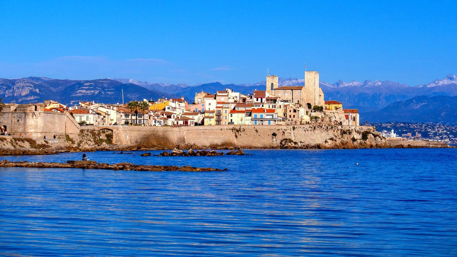 Riviera Franceză: 14 sfaturi pentru Coasta de Azur în 2026 14 Orașul vechi Antibes și zidurile de la mare