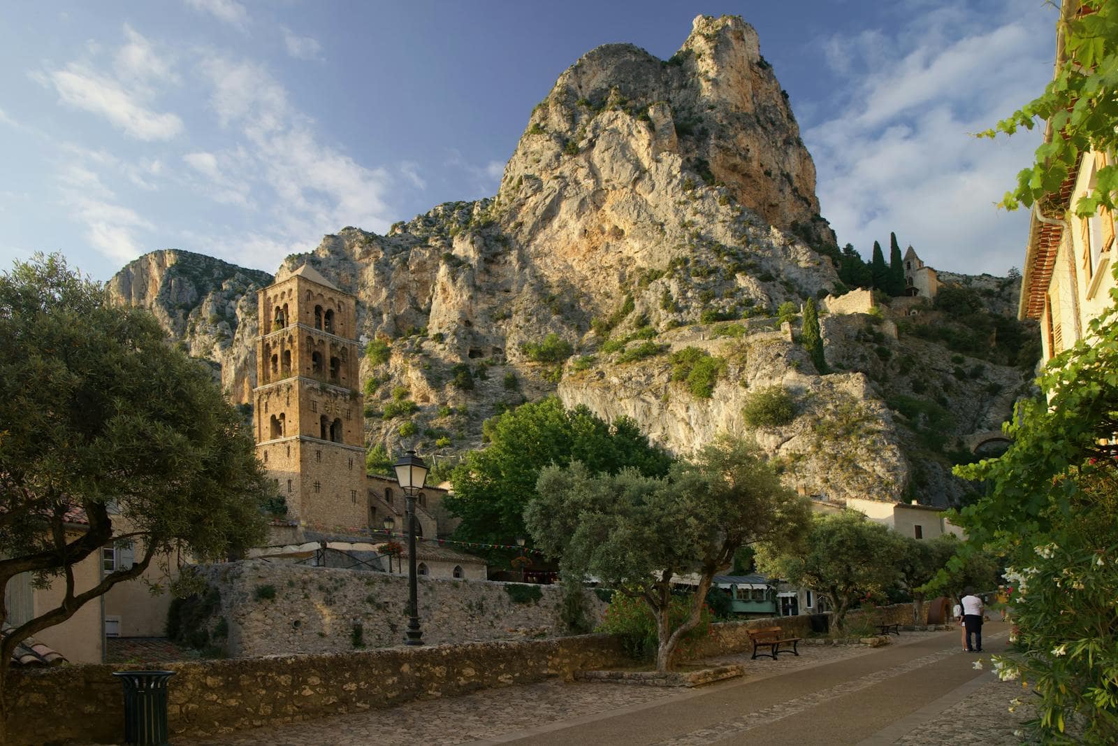 Canionul Verdon, Franța: 12 sfaturi + cum să-l vizitezi în 2026 10 Steaua de aur deasupra satului Moustiers-Sainte-Marie