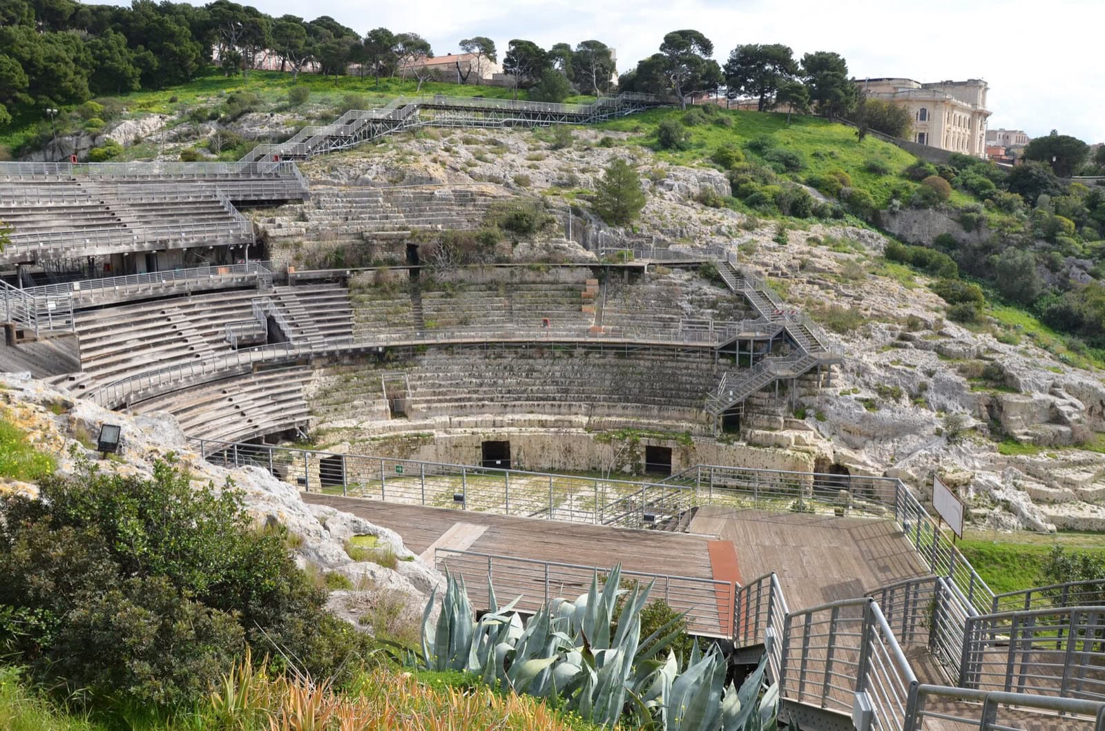 Cagliari, Sardinia: 13 lucruri de văzut și făcut în 2026 5 Amfiteatrul roman din Cagliari săpat în stâncă