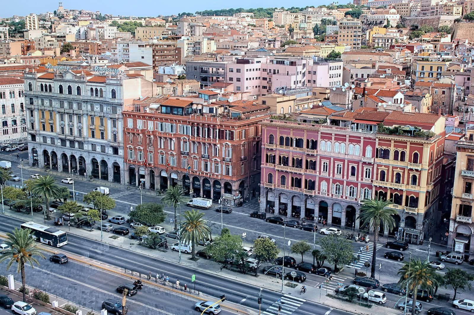 Cagliari, Sardinia: 13 lucruri de văzut și făcut în 2026 7 Cartierul Marina și faleza Via Roma în Cagliari
