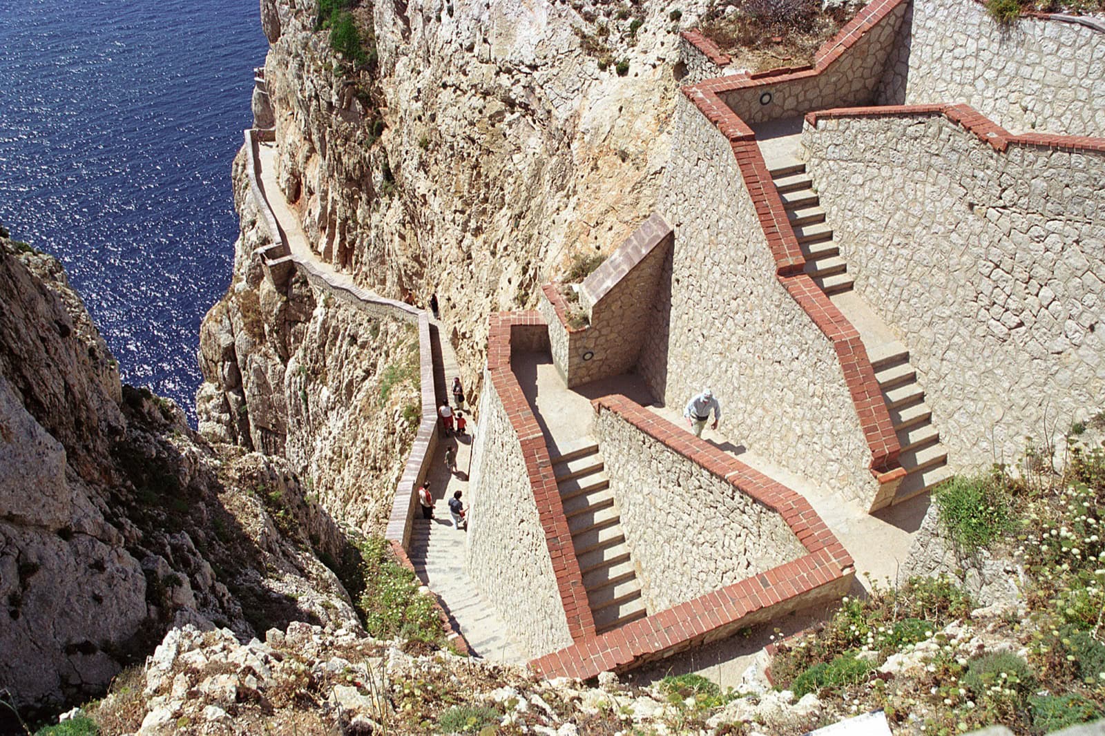 Alghero, Sardinia: 12 lucruri de văzut și făcut 2026 6 Scara Escala del Cabirol pe stâncile Capo Caccia