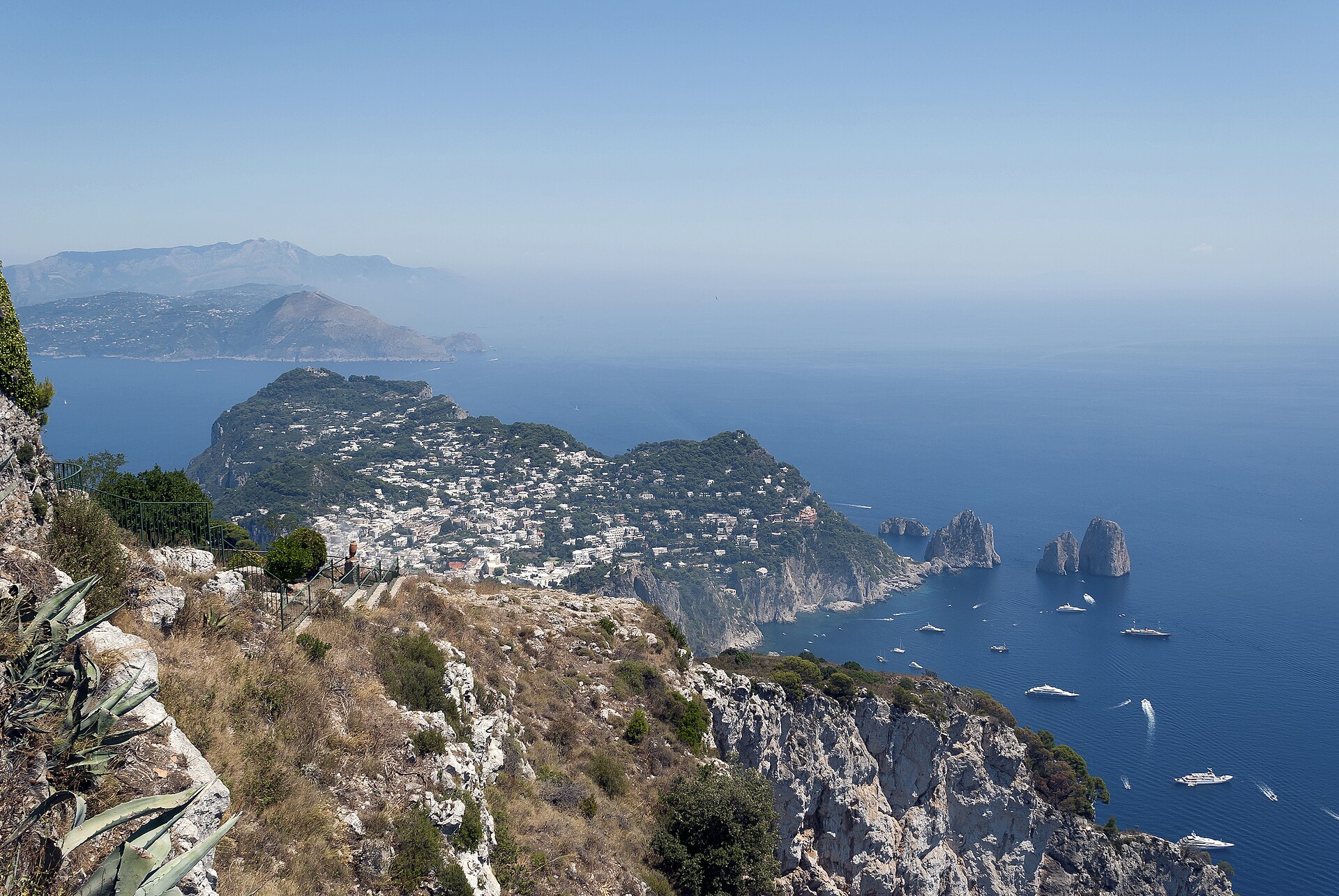 Ischia a Procida: ostrovy v Neapolském zálivu — 8 tipů, co vidět a dělat 13 Výhled z Monte Solaro na Capri se skalami Faraglioni