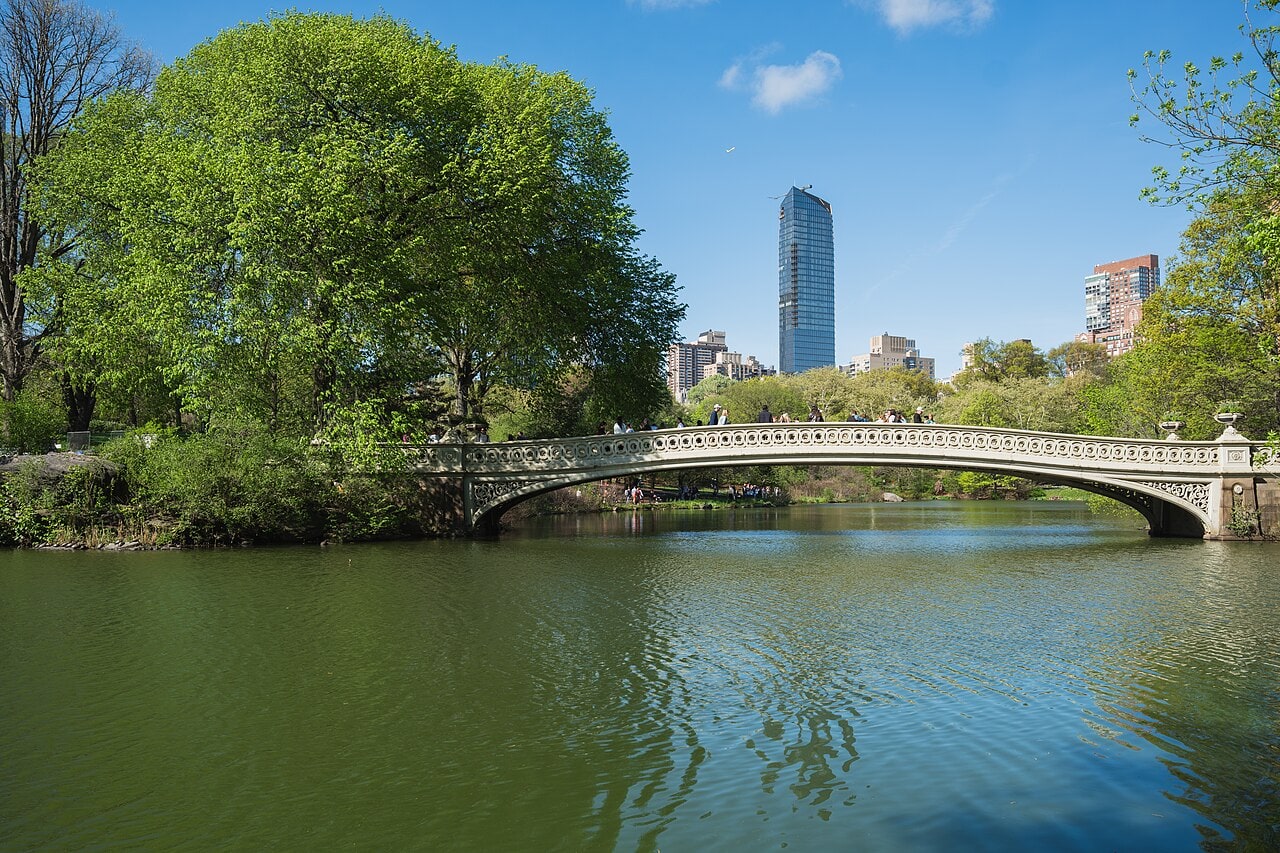 Central Park, New York : 12 choses à voir et à faire en 2026 2 Bow Bridge au-dessus du lac de Central Park avec panorama