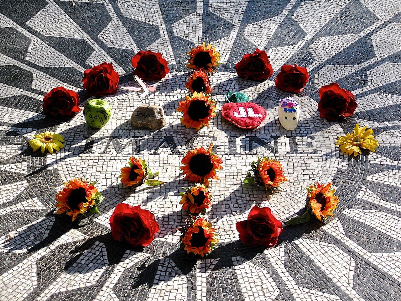 Central Park, New York : 12 choses à voir et à faire en 2026 3 Mosaïque Imagine à Strawberry Fields, mémorial de John Lennon