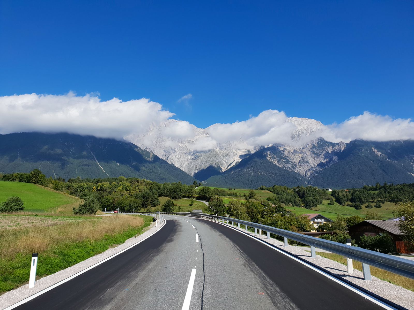 Itália de carro pelo Adriático: 6 dicas de praias para 2026 9 Rodovia de montanha pelos Alpes austríacos a caminho do Adriático