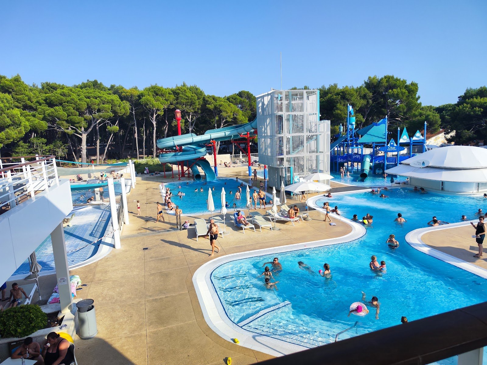 Beste aquaparken in Kroatië: 7 tips voor 2026 5 Zeewaterbaden met glijbaan in Aquapark Čikat op Lošinj