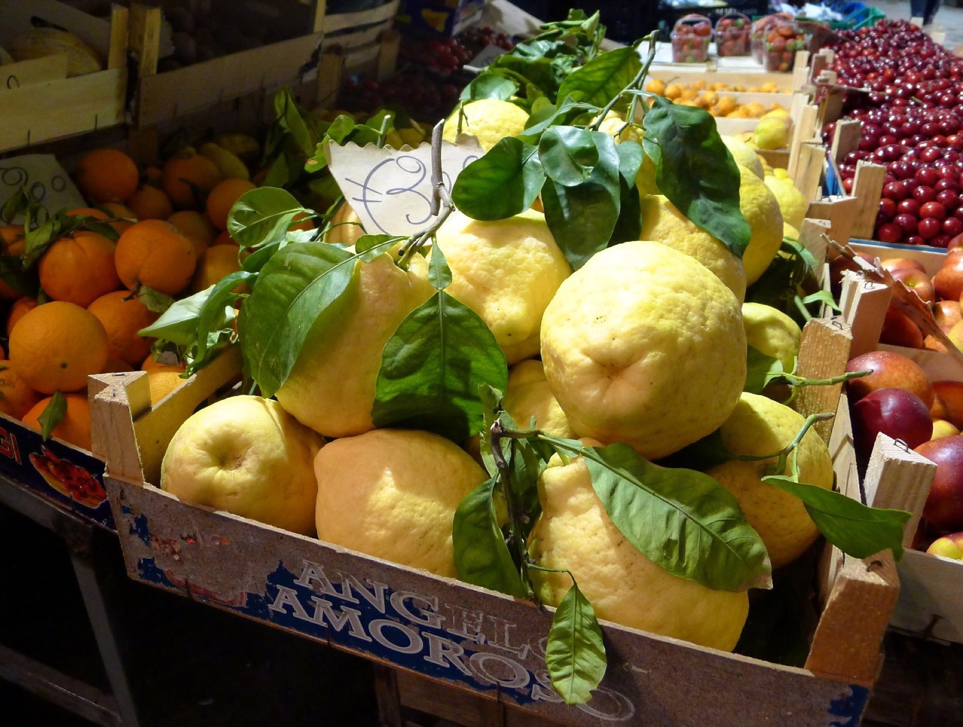 Ischia a Procida: ostrovy v Neapolském zálivu — 8 tipů, co vidět a dělat 12 Obří citrony z Neapolského zálivu na místním trhu