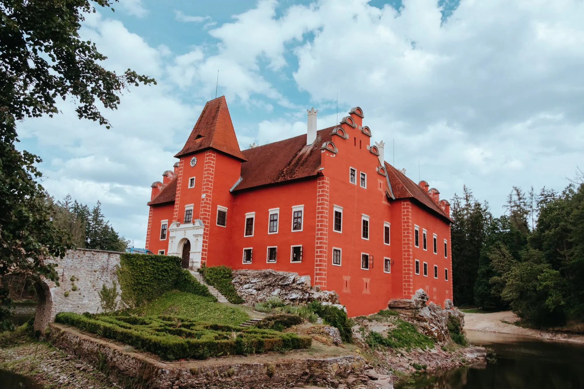Červená Lhota kastély Csehországban: 8 tipp a 2026-os látogatáshoz 2 A vörös Červená Lhota kastély oldalnézetből a sziklás földnyelven