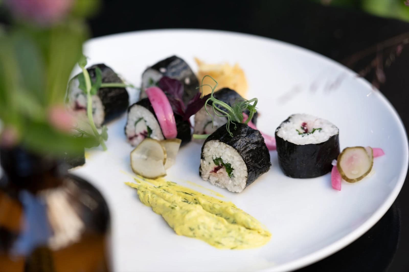Ce să mănânci la Paris: Ghid foodie complet 2026 (bistrouri, Michelin, scena vegetariană) 24 Preparat raw food servit în bistroul parizian 42 Degrés