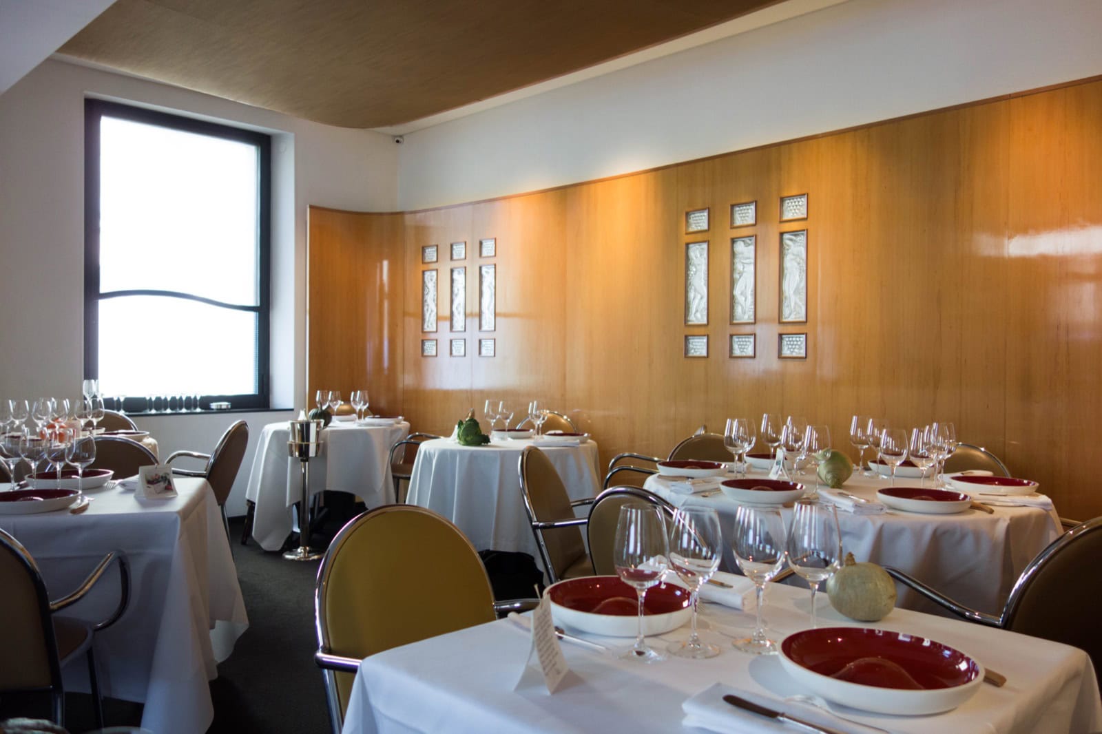 Ce să mănânci la Paris: Ghid foodie complet 2026 (bistrouri, Michelin, scena vegetariană) 20 Sala de mese a restaurantului cu trei stele Michelin Arpège de pe Rue de Varenne