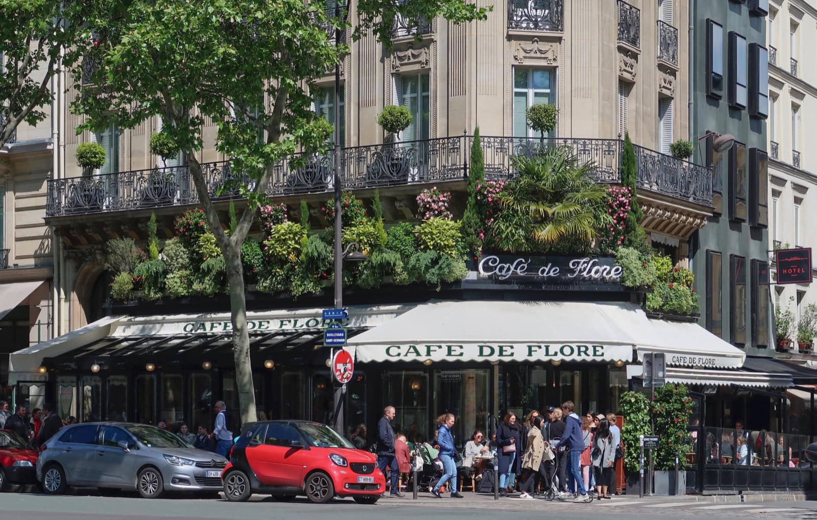 Ce să mănânci la Paris: Ghid foodie complet 2026 (bistrouri, Michelin, scena vegetariană) 32 Fațada și terasa cafenelei istorice Café de Flore de pe bulevardul Saint-Germain