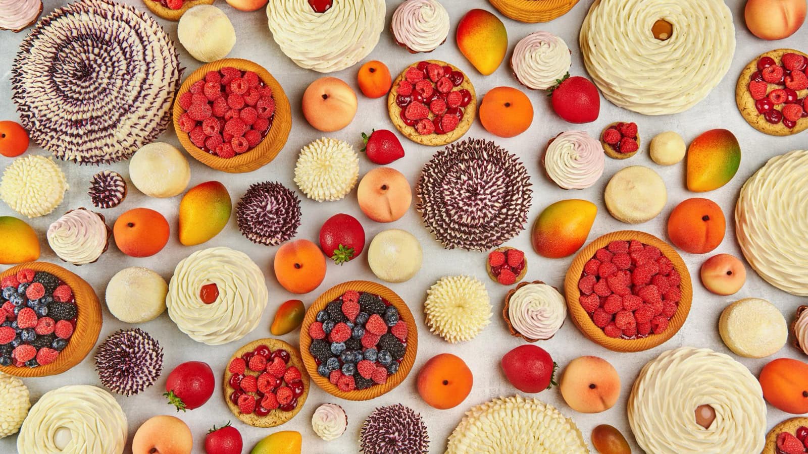 Ce să mănânci la Paris: Ghid foodie complet 2026 (bistrouri, Michelin, scena vegetariană) 30 Deserturi trompe-l'oeil în formă de fructe ale cofetarului Cédric Grolet