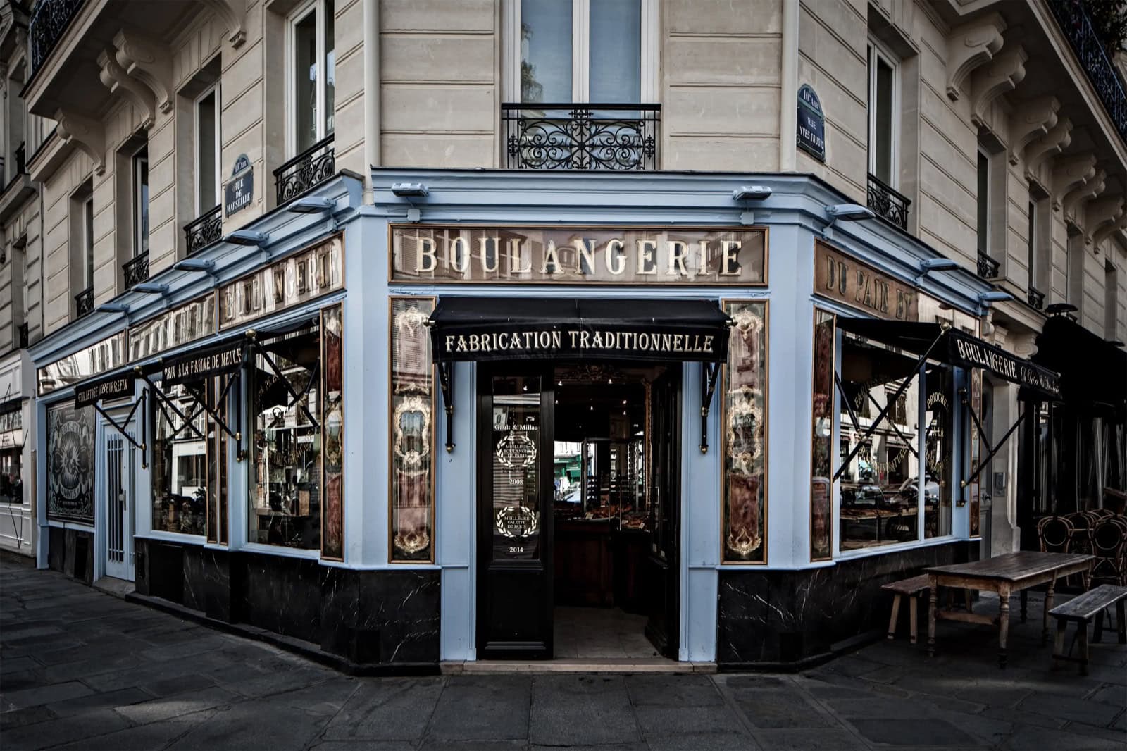 Ce să mănânci la Paris: Ghid foodie complet 2026 (bistrouri, Michelin, scena vegetariană) 29 Vitrina istorică albastră a brutăriei pariziene Du Pain et des Idées