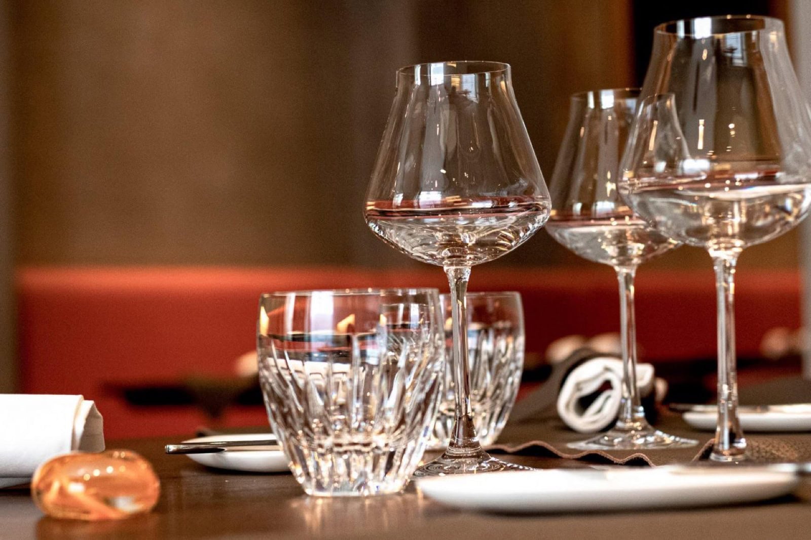Ce să mănânci la Paris: Ghid foodie complet 2026 (bistrouri, Michelin, scena vegetariană) 22 Interior cu vinotecă în restaurantul cu stea Michelin Étude din Paris