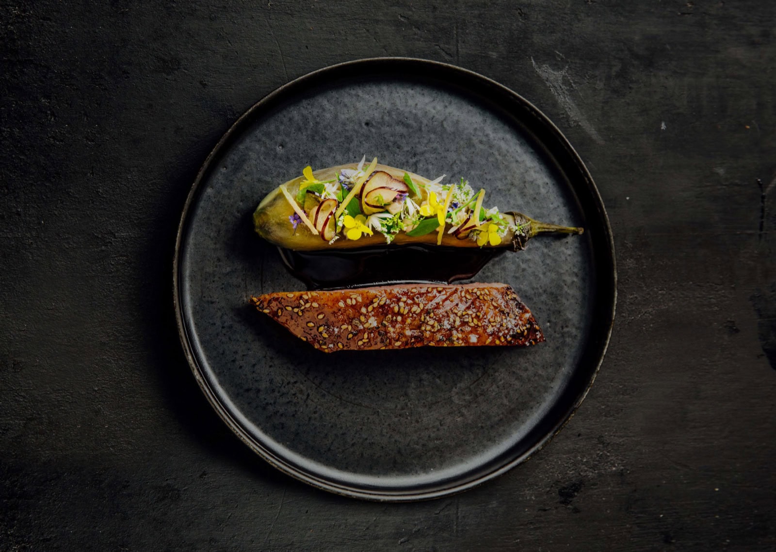 Ce să mănânci la Paris: Ghid foodie complet 2026 (bistrouri, Michelin, scena vegetariană) 14 Farfurie de degustare sezonieră la restaurantul Frenchie de pe Rue du Nil din Paris