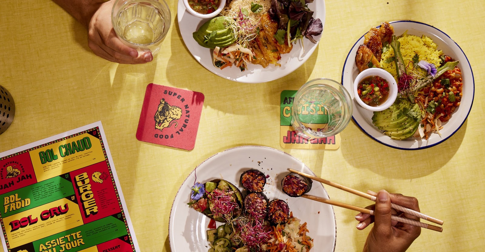 Ce să mănânci la Paris: Ghid foodie complet 2026 (bistrouri, Michelin, scena vegetariană) 25 Preparate vegane jamaicano-africane colorate la Jah Jah by Le Tricycle
