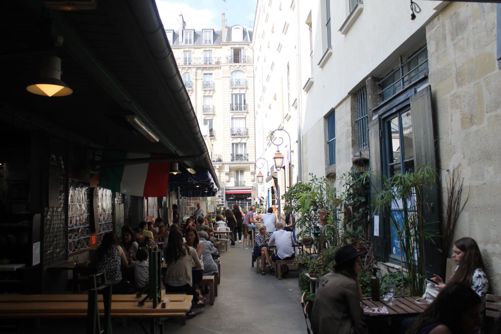 Ce să mănânci la Paris: Ghid foodie complet 2026 (bistrouri, Michelin, scena vegetariană) 26 Tarabe și mese în interiorul pieței acoperite Marché des Enfants Rouges