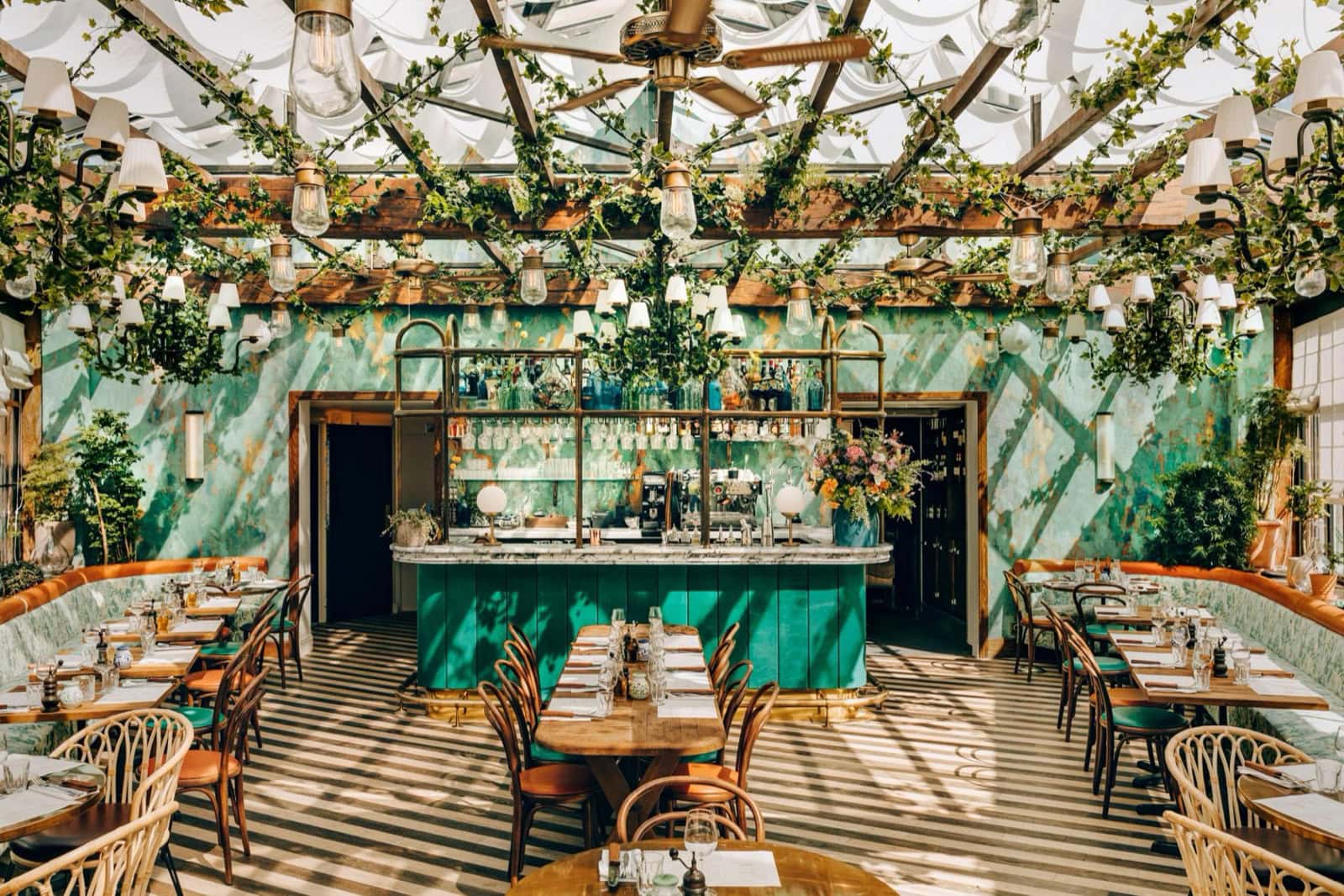 Ce să mănânci la Paris: Ghid foodie complet 2026 (bistrouri, Michelin, scena vegetariană) 18 Interiorul tip seră al trattoriei Pink Mamma din cartierul parizian Pigalle