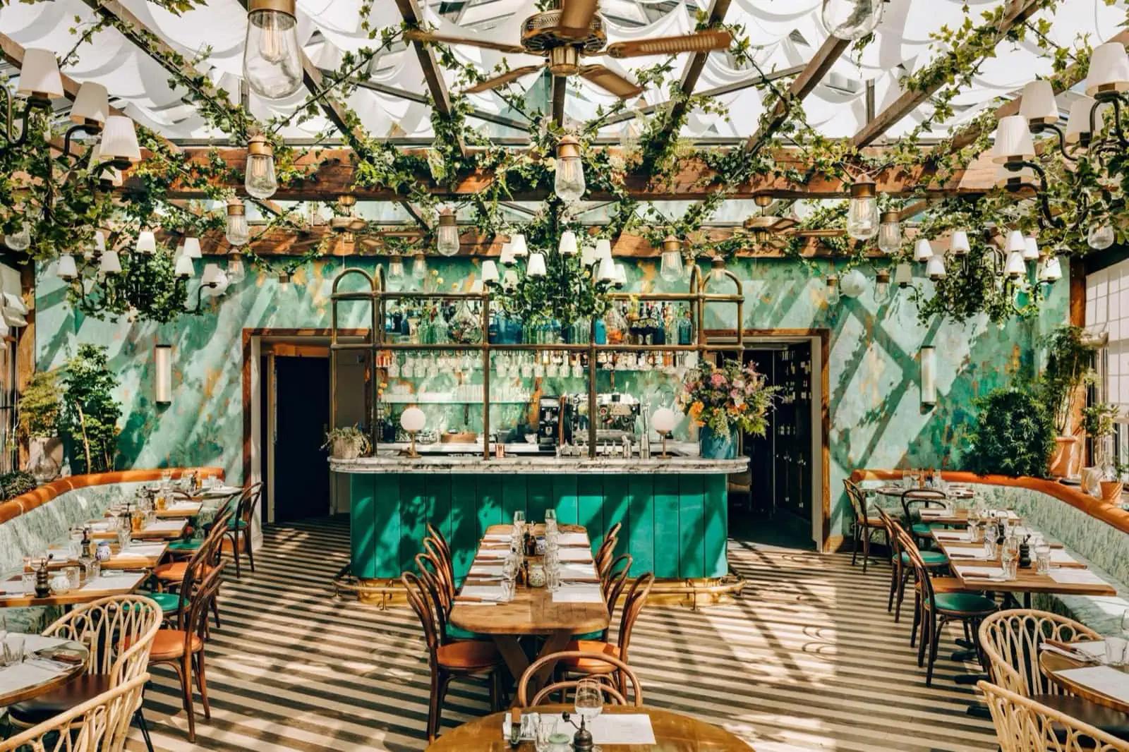 Gewächshaus-Interieur der Trattoria Pink Mamma im Pariser Viertel Pigalle