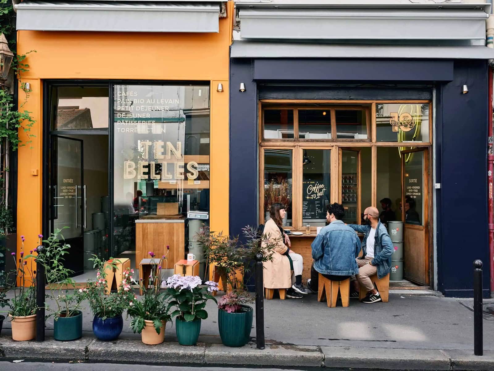 Ce să mănânci la Paris: Ghid foodie complet 2026 (bistrouri, Michelin, scena vegetariană) 31 Interiorul cafenelei specialty Ten Belles de lângă canalul Saint-Martin