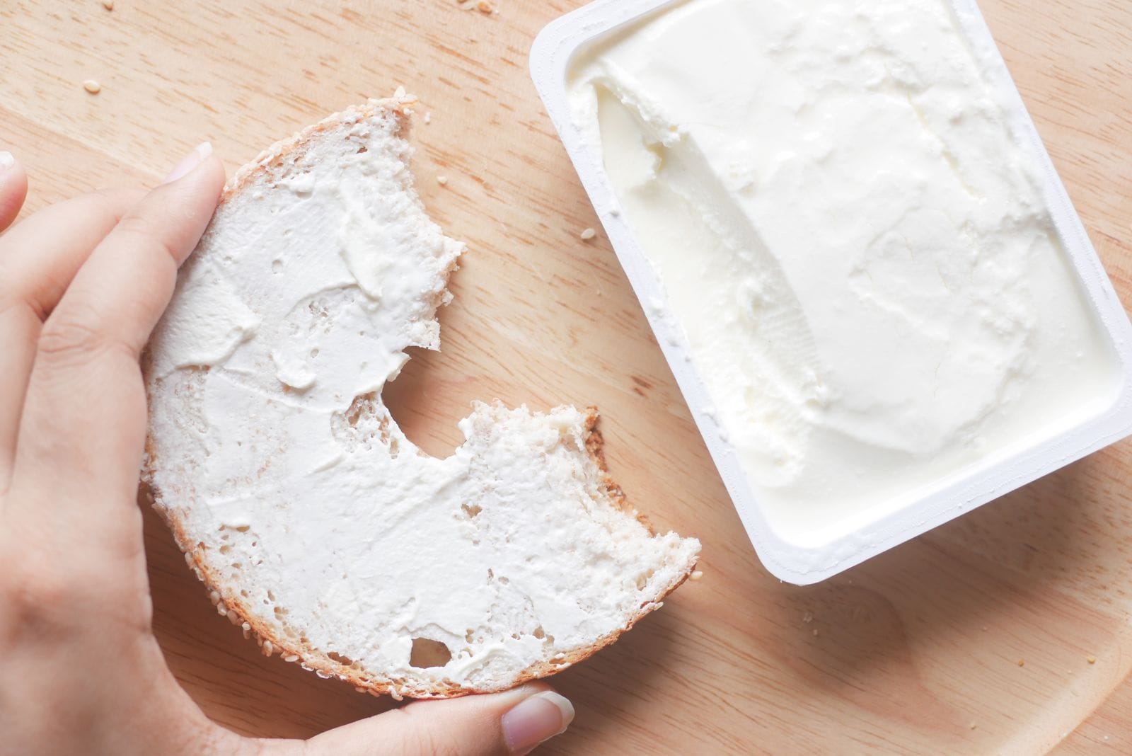 Co ochutnat v New Yorku: 40 restaurací a jídel (hidden gems i Michelin) 3 Newyorský bagel se smetanovou sýrovou pomazánkou