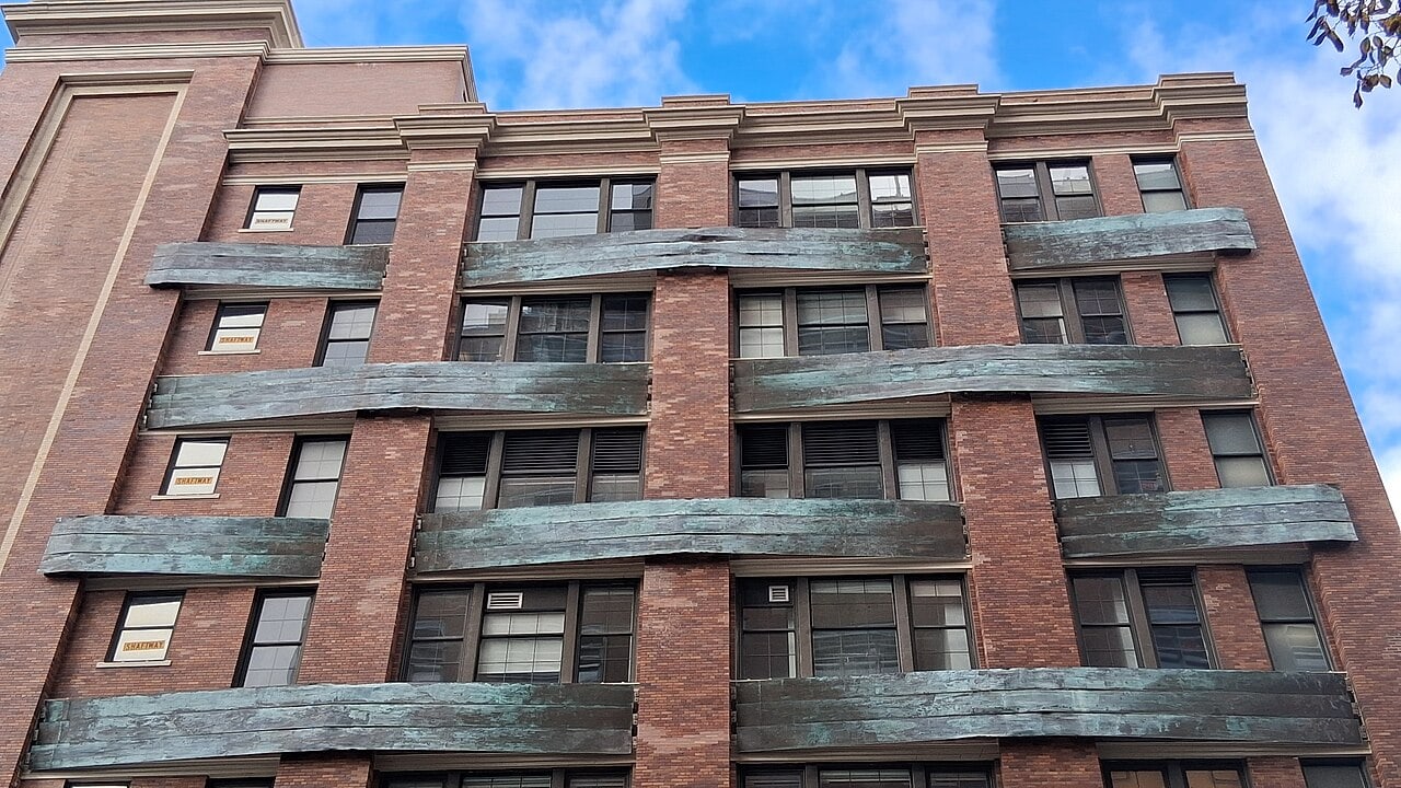 Co ochutnat v New Yorku: 40 restaurací a jídel (hidden gems i Michelin) 9 Budova Chelsea Market v New Yorku
