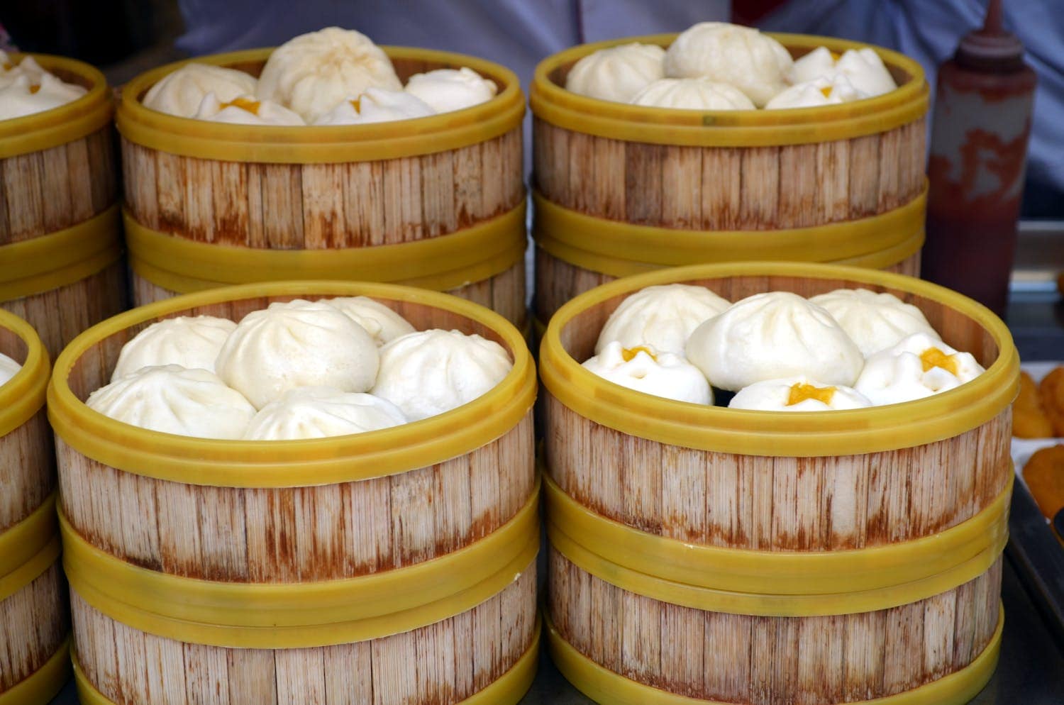 Co ochutnat v New Yorku: 40 restaurací a jídel (hidden gems i Michelin) 4 Parní buchtičky v bambusových napařovácích v Chinatownu