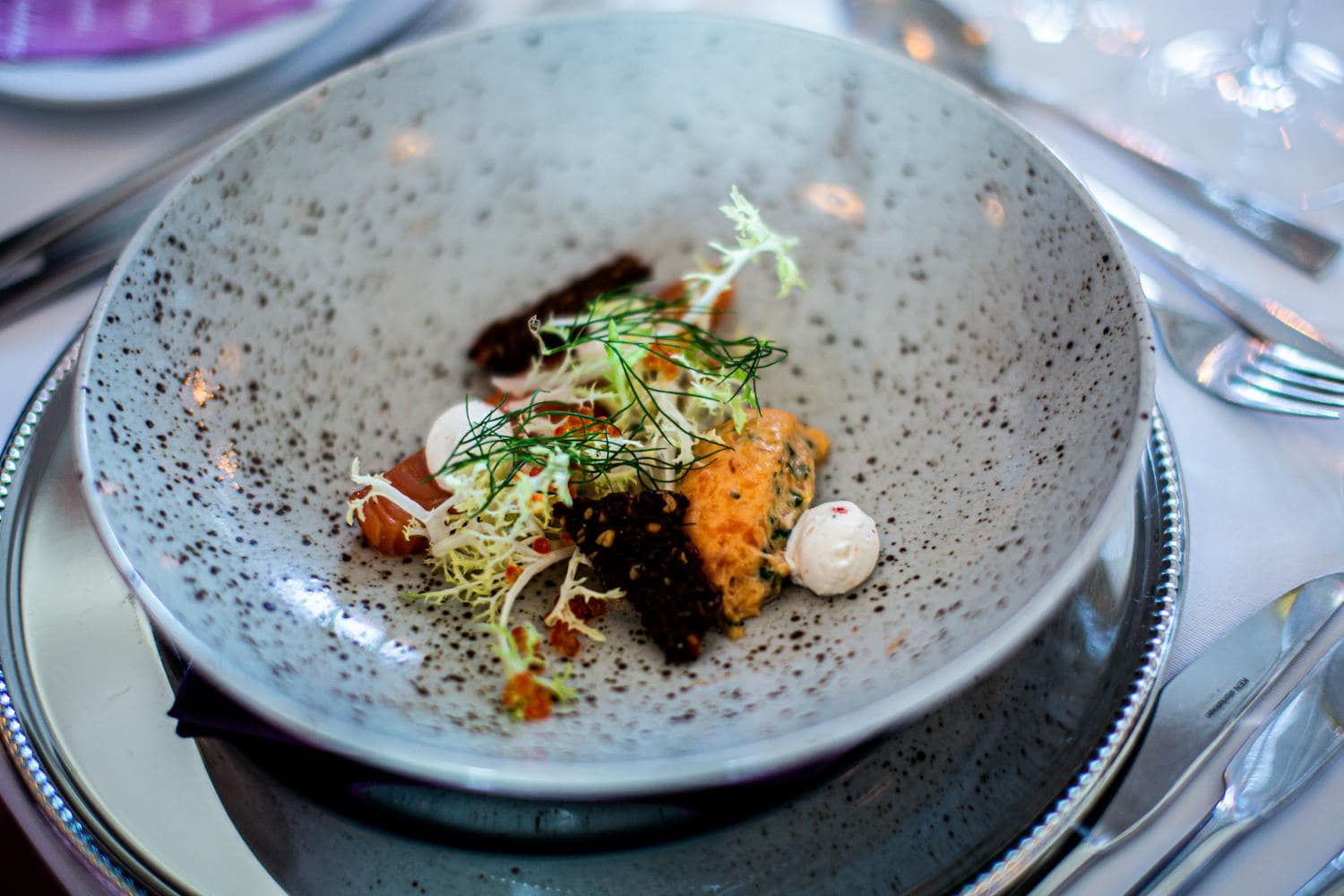Co ochutnat v New Yorku: 40 restaurací a jídel (hidden gems i Michelin) 8 Precizně naservírovaný pokrm ve fine dining restauraci