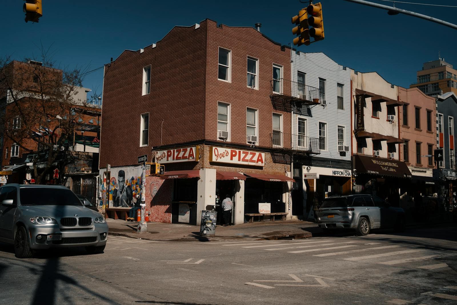 Co ochutnat v New Yorku: 40 restaurací a jídel (hidden gems i Michelin) 1 Pizzerie Joe.s Pizza na rohu ulice v New Yorku