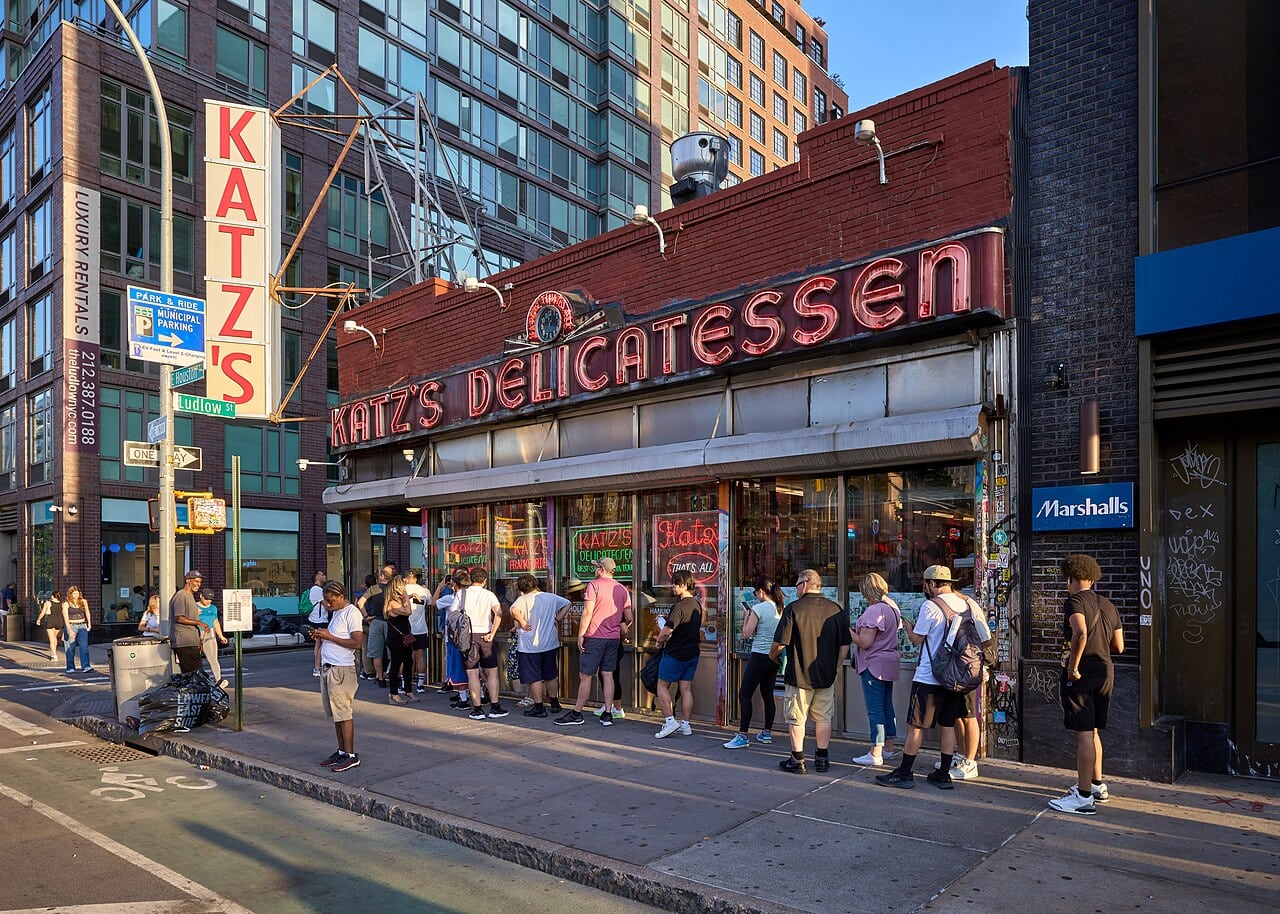 Co ochutnat v New Yorku: 40 restaurací a jídel (hidden gems i Michelin) 2 Fronta před Katz's Delicatessen na Lower East Side