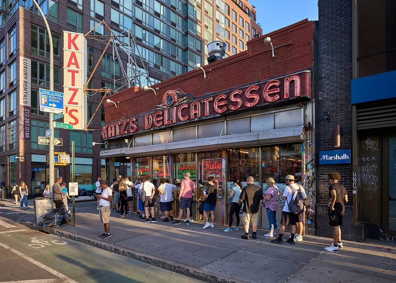 Co ochutnat v New Yorku: 40 restaurací a jídel (hidden gems i Michelin) 2 Fronta před Katz's Delicatessen na Lower East Side