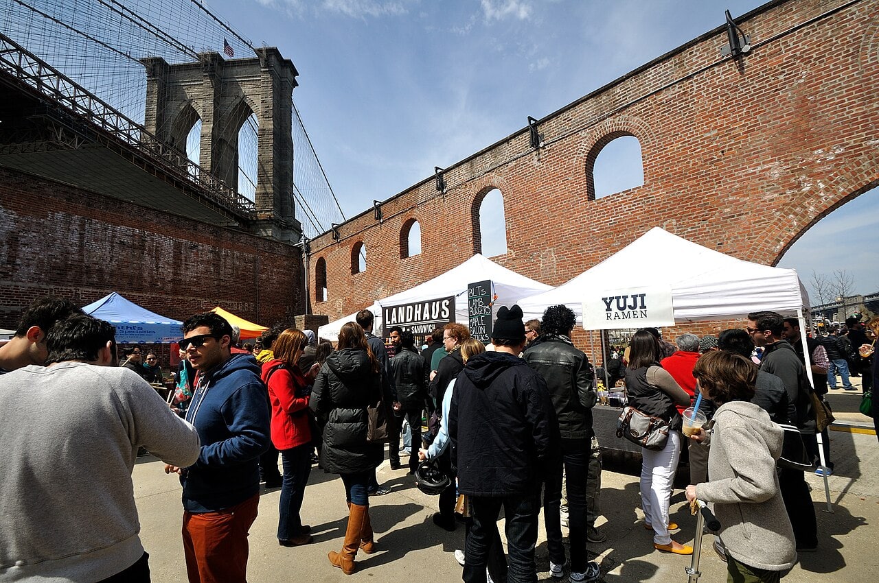 Co ochutnat v New Yorku: 40 restaurací a jídel (hidden gems i Michelin) 5 Food market Smorgasburg v Brooklynu