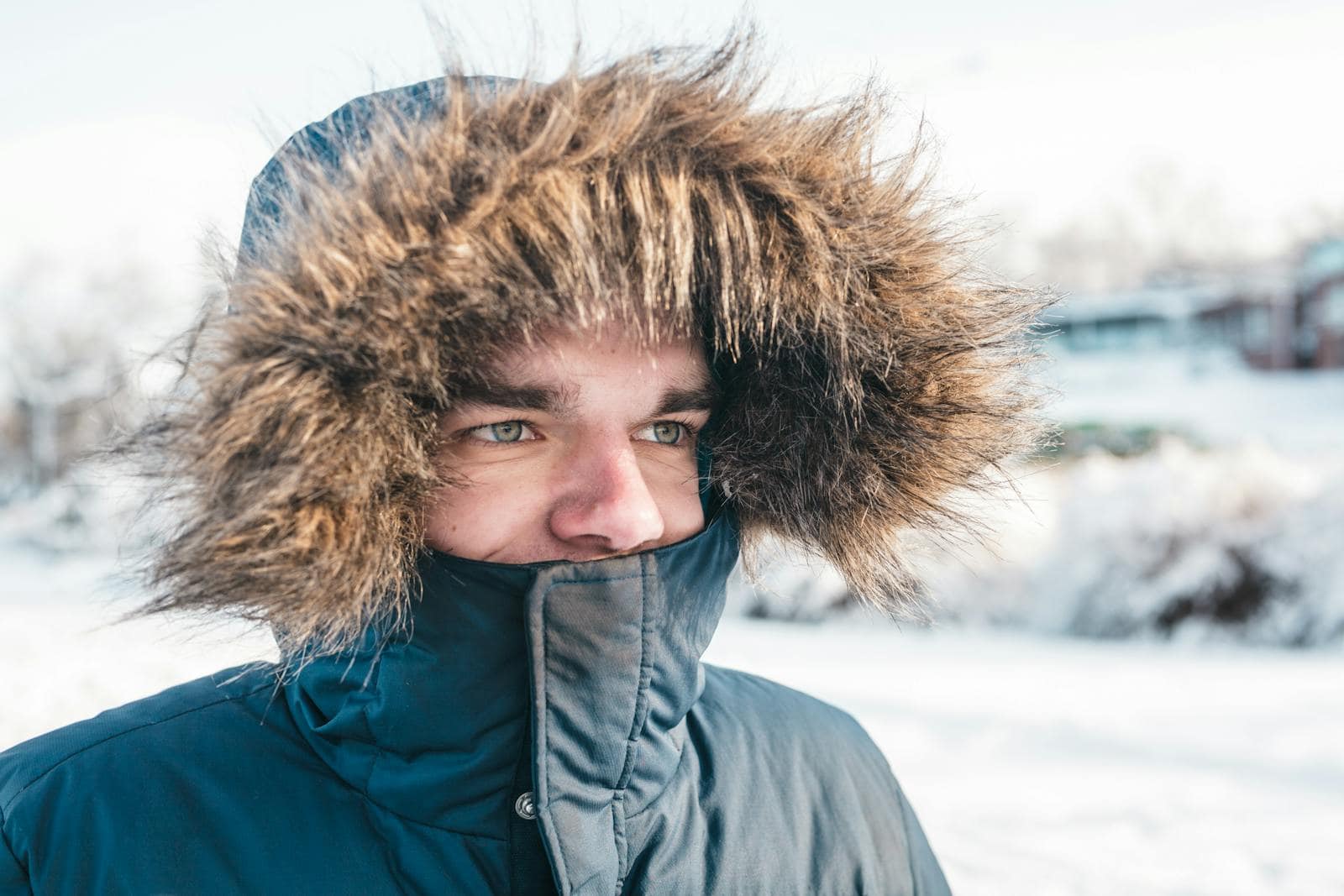 Mitä pakata Lappiin: näin pukeudut arktiseen talveen 1 Oikein pukeutunut matkailija Lapin pakkasessa